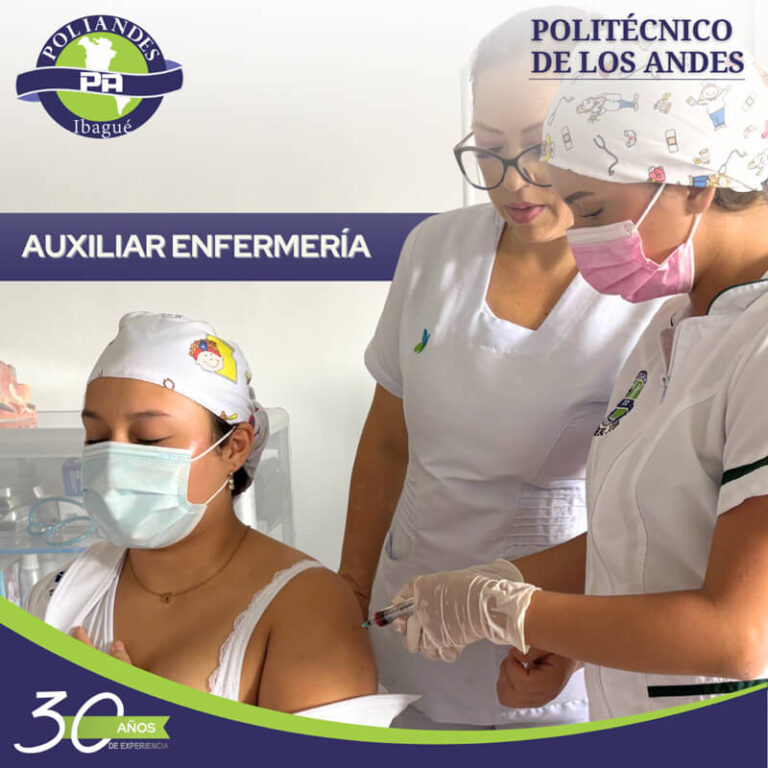 Estudiantes de Auxiliar de Enfermería realizando prácticas en instituciones de salud en Colombia.